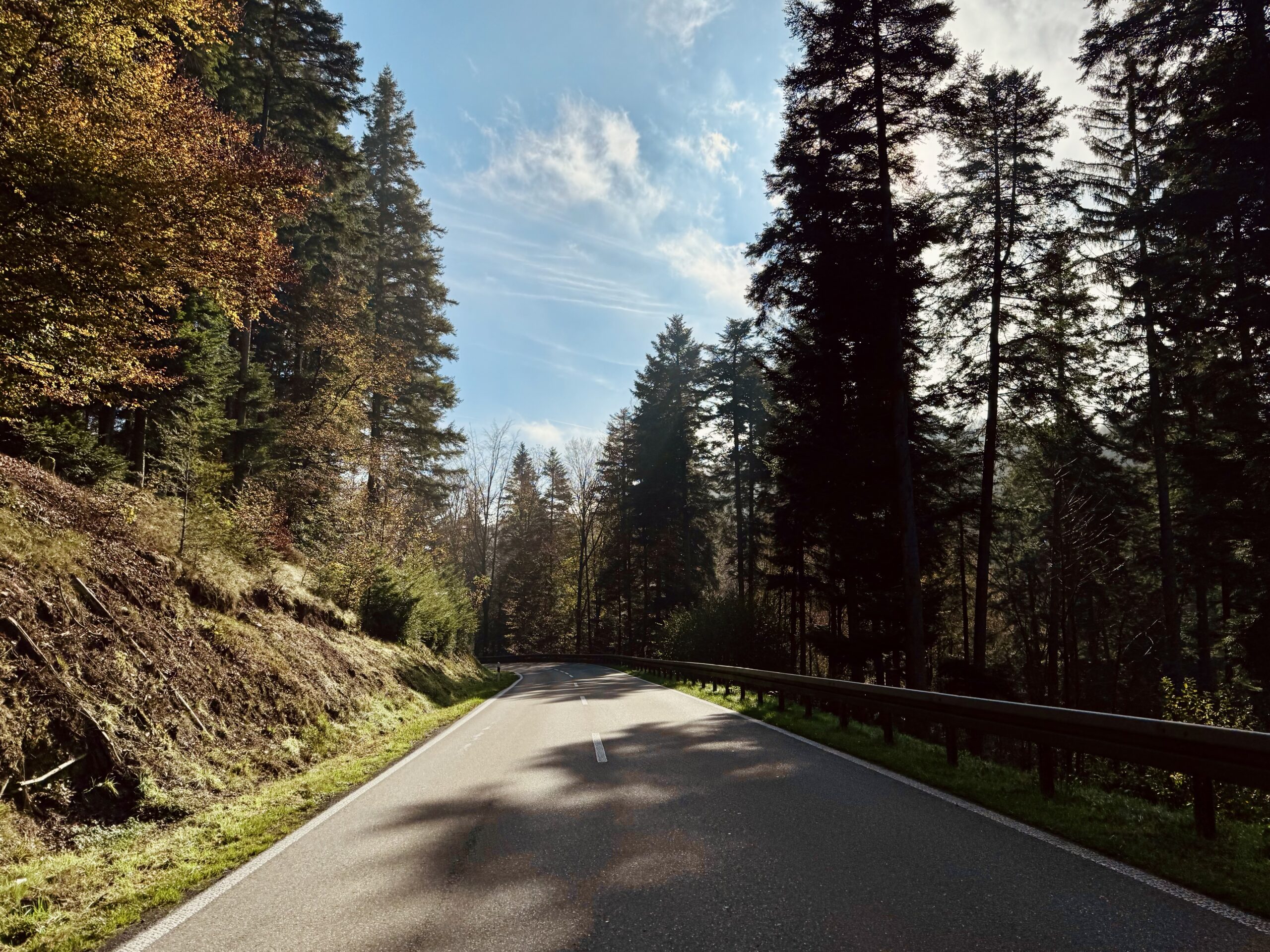 Herbstliche Fahrt durch die Hügel von Ottoschwanden