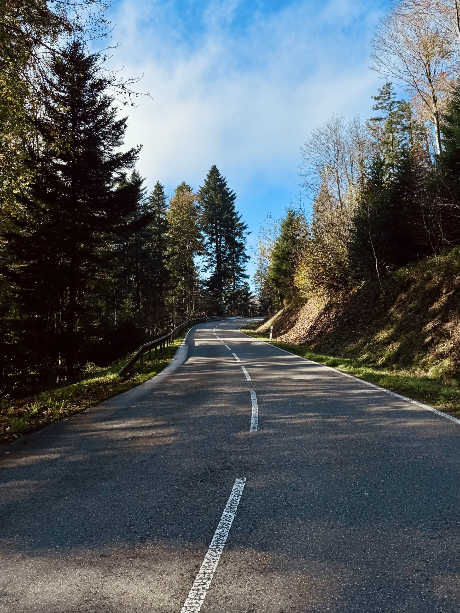 Herbstliche Fahrt durch die Hügel von Ottoschwanden